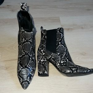 Ankle boots snake print